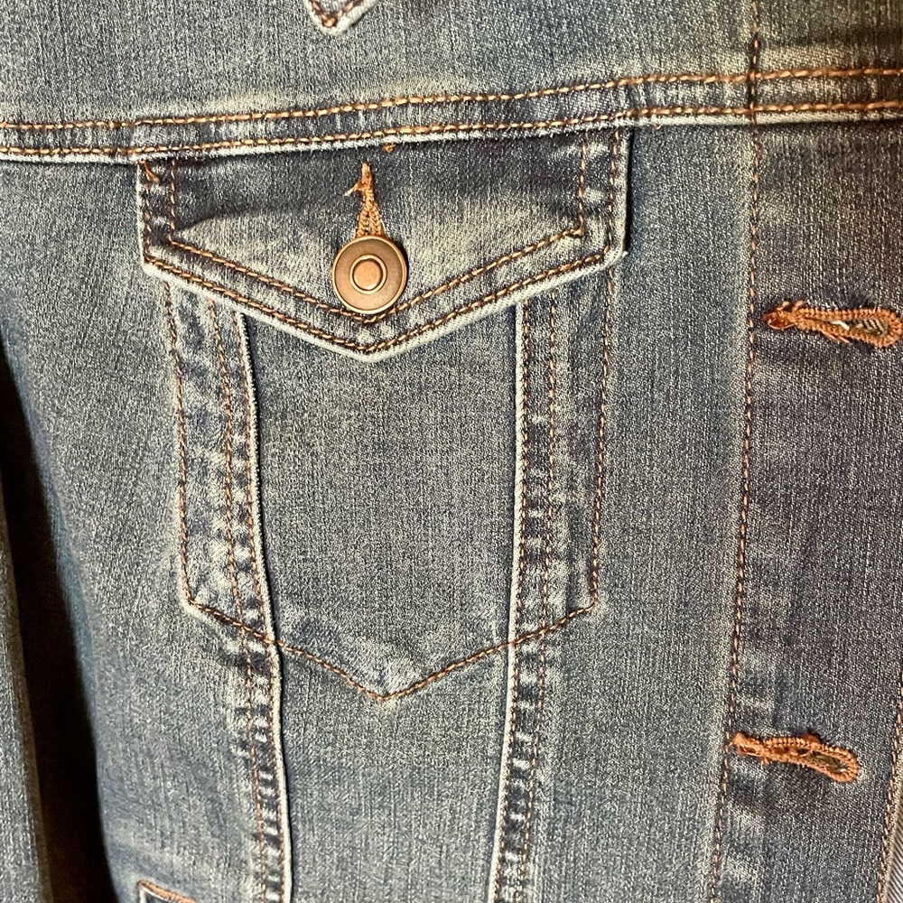 🧵Denim Jacket🧵 - Picture 3 of 4
